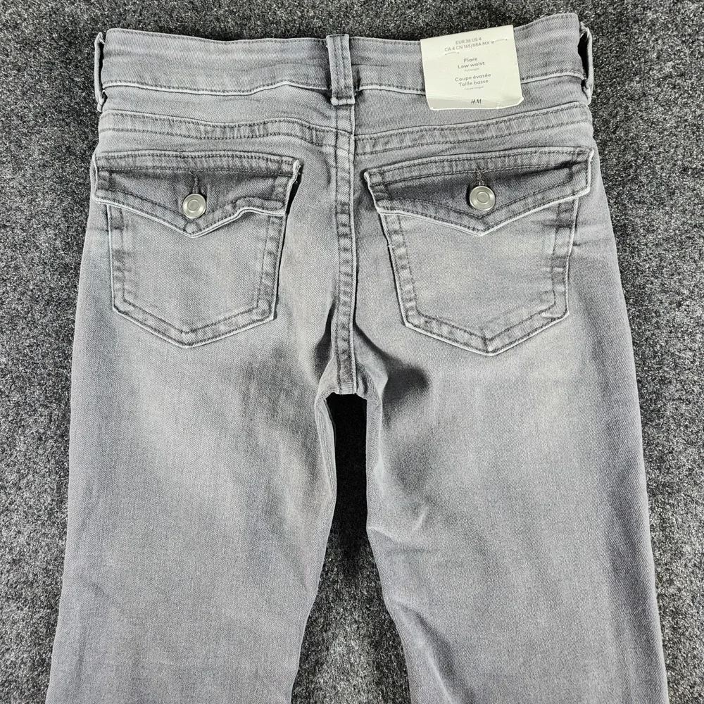 NWT‎ H&M Divided Flare Low Waist Raw Hem Women's Jeans Size 4 Gray Flap Pockets - Picture 4 of 9